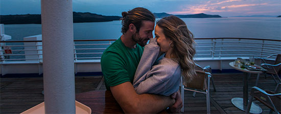 Pareja disfrutando de su luna de miel en un crucero Celestyal Cruises. SoloCruceros.mx