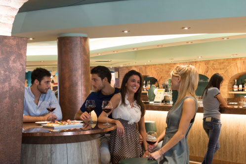 Gastronomía a bordo, amigos disfrutando. SoloCruceros.mx