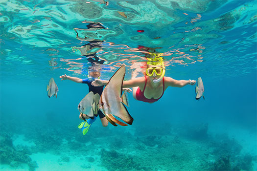 Familia disfrutando de las cálidas aguas de Bahamas. SoloCruceros.mx