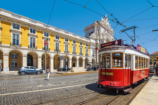 Tranvía amarillo en la Praça do Comércio, Lisboa. SoloCruceros.mx