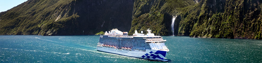 Barco Princess Cruises navegando por los fiordos de Nueva Zelanda. SoloCruceros.mx