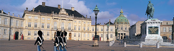 Cambio de guardia en Aamalienborg, Copenhague. SoloCruceros.co
