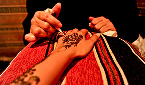 Dubái, un crucero exótico, tatuaje de henna. SoloCruceros.co