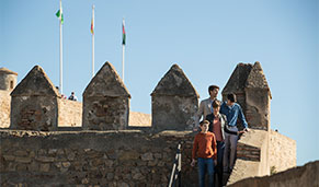 Visita castillo de Málaga con niños. SoloCruceros.mx